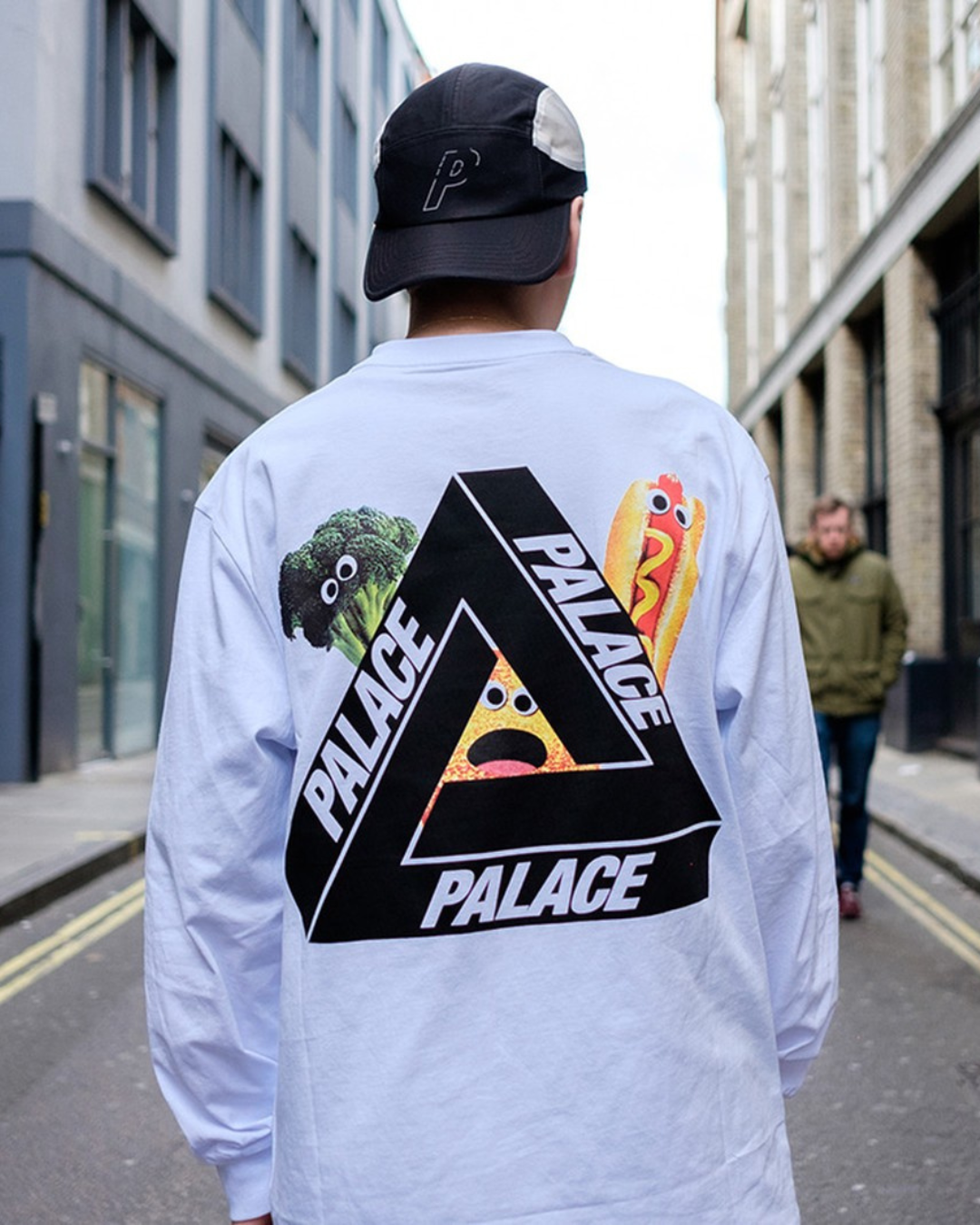 Palace Skateboards Editorial: Streetwear-Look mit Cap und Camouflage-Jacket