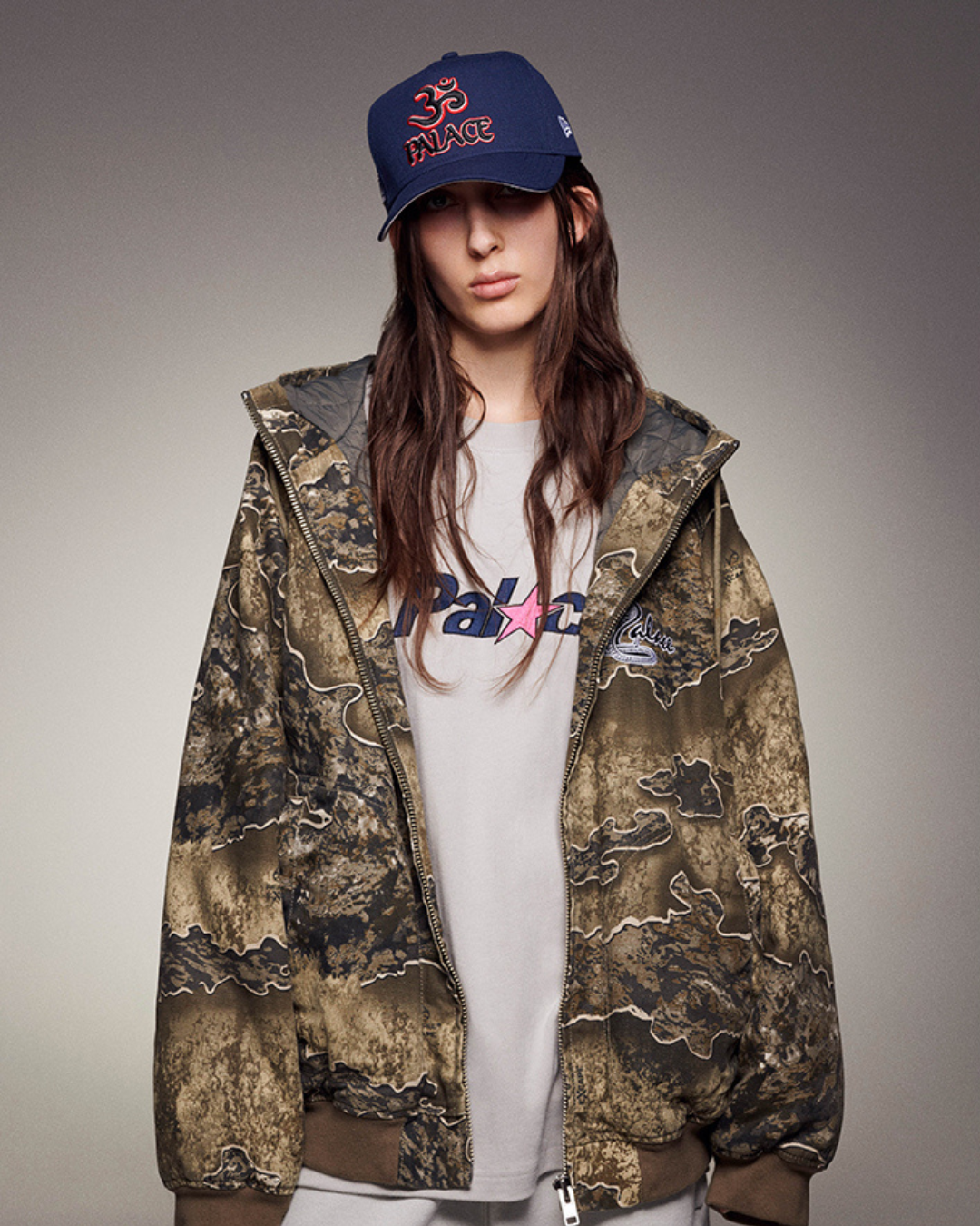 Palace Editorial Portrait: Cap, Logo-Tee und Camo-Jacket